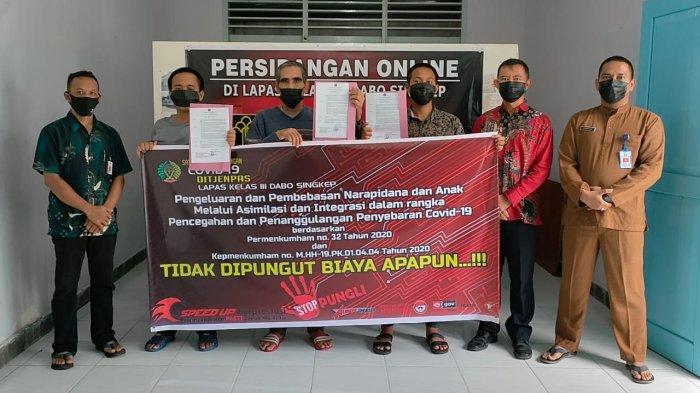 Tiga napi Lapas Kelas III Dabo Singkep Lingga bebas lewat program asimilasi dan integrasi, dalam rangka pencegahan dan penanggulagan penyebaran Covid-19, Jumat (29/1/2021)
