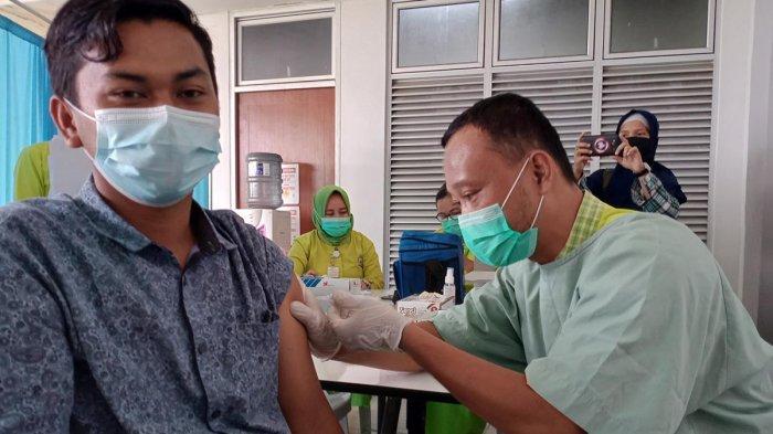Salah satu wartawan, Romadi Ahmad, menjalani vaksinasi di RS Budi Kemuliaan, Lubuk Baja, Batam, Senin (29/3/2021).