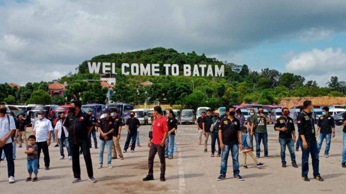 Orang-orang berkumpul di depan objek wisata alam Welcome to Batam dalam sebuah acara belum lama ini (ilustrasi)