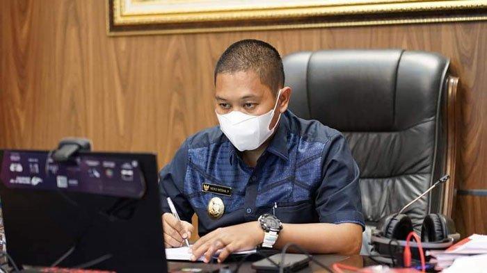 Wakil Bupati Lingga, Neko Wesha Pawelloy ikut rapat paripurna DPRD Lingga secara virtual di ruang kerjanya, Kelurahan Daik, Kecamatan Lingga, Selasa (29/6/2021)