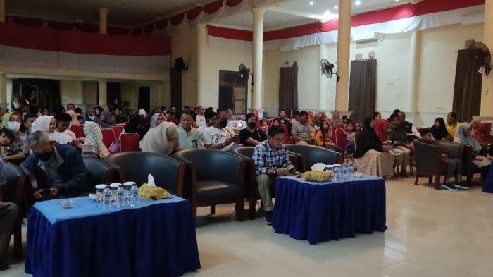 Suasana Gedung Sri Srindit saat pemutaran film Nisa Diary Selembar Itu Berarti 2, Sabtu (23/7/2022) malam.