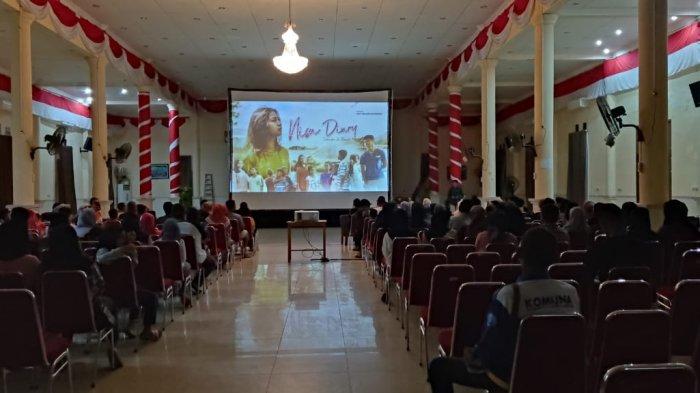 Sekda Natuna Boy Wijanarko Varianto saat menyampaikan sambutan usai nonton bareng film Nisa Diary Selembar Itu Berarti 2.