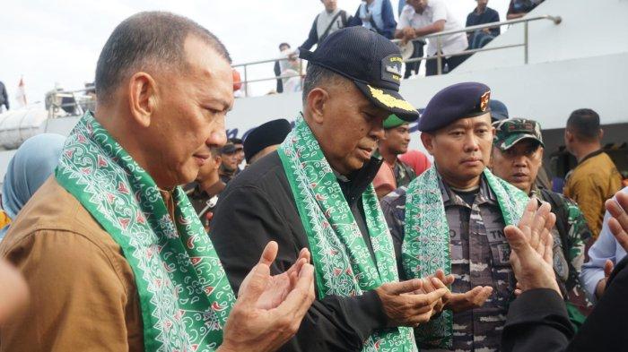 Bupati Natuna, Wan Siswandi dan rombongan Kafilah Natuna tiba di Tarempa, Kabupaten Kepulauan Anambas, disambut Bupati Anambas, Abdul Haris, Rabu (13/7/2022).