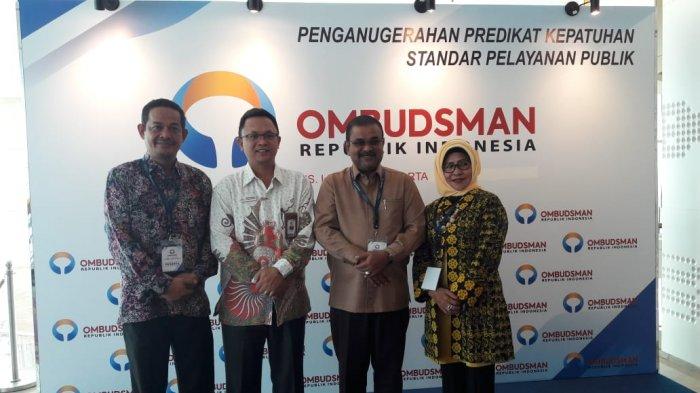 OMBUDSMAN - Pemberian predikat kepatuhan dalam standar pelayanan publik ke Pemerintah Kabupaten Karimun oleh Ombudsman di hotel JS Luwansa Jakarta (27/11/2019) lalu. Kabupaten Kepulauan Anambas memperoleh masuk zona merah berdasarkan survei yang dilakukan oleh Ombudsman.