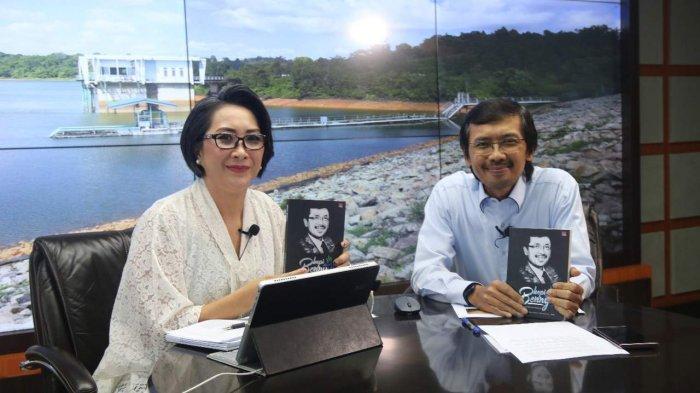 Presiden Direktur ATB Benny Andrianto saat menunjukan buku Kopi Benny dalam kegiatan Zoom bersama ATB (ZoomBA)