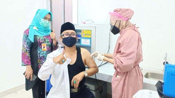 Kepala Bapelkes Asep disuntik vaksin Covid-19 di Puskesmas Sekupang, Batam