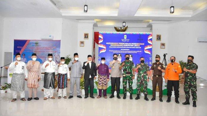 Foto bersama Bupati Lingga, Muhammad Nizar saat pembukaan Musrenbang Kabupaten Lingga 2022 dalam rangka penyusunan RKPD Kabupaten Lingga tahun 2023, di Aula Kantor Bupati Lingga, Kamis (24/3/2022)