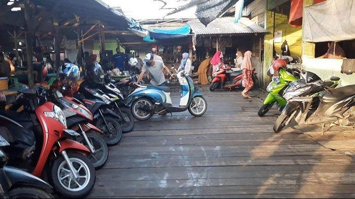 Suasana parkir Pasar Ranai di Natuna. Terlihat Doni sedang memarkirkan kendaraan pengunjung pasar, Sabtu (31/7/2021)