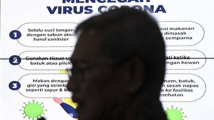 Sekretaris Direktorat Jenderal Pencegahan dan Pengendalian Penyakit Kemenkes Achmad Yurianto yang juga juru bicara pemerintah untuk penanganan virus Corona memberikan keterangan pers di Gedung Bina Graha, Kompleks Istana Kepresidenan, Jakarta, Kamis (5/3/2020). Achmad Yurianto menyampaikan bahwa kondisi dua orang pasien positif virus Corona yang dirawat di RSPI Sulianti Saroso, keadaannya semakin membaik sedangkan sebanyak 68 kru kapal pesiar Diamond Princess dinyatakan tidak terjangkit virus usai diperiksa spesimennya. ANTARA FOTO/Hafidz Mubarak A/pras