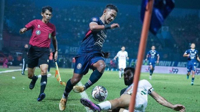 Aksi Gian Zola pada laga Arema FC vs PSS Sleman di Stadion Kanjuruhan, Kabupaten Malang, Jumat (5/8/2022)