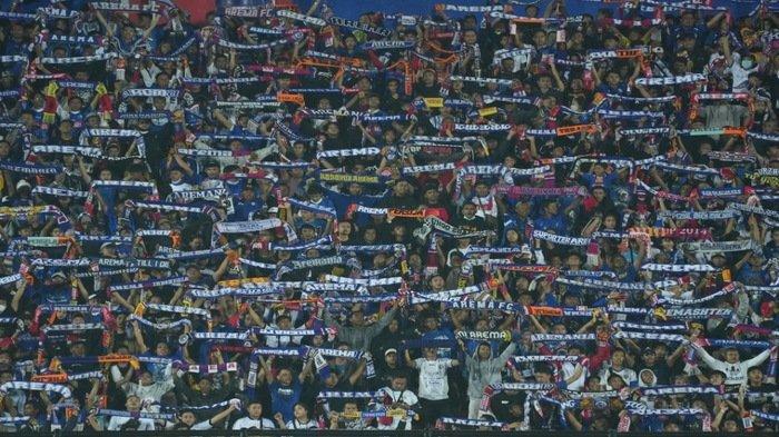Aremania di laga Arema FC vs PSIS Semarang di Stadion Kanjuruhan, Malang, (11/7/2022).