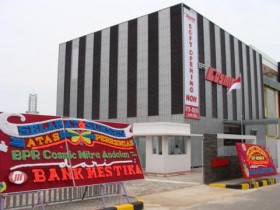 Bank Perkreditan Rakyat Tarik Belasan Mobil