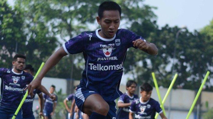 Gelandang Persib Bandung, Beckham Putra Nugraha terlihat sudah ikut gabung latihan bersama skuad Pangeran Biru, Selasa (16/2022)