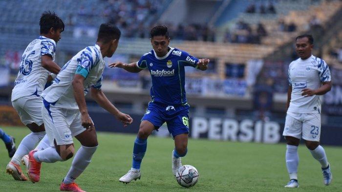 Aksi Daisuke Sato menggiring bola pada laga Persib Bandung vs PSIS Semarang, di Stadion Gelora Bandung Lautan Api, Sabtu (13/8/2022).