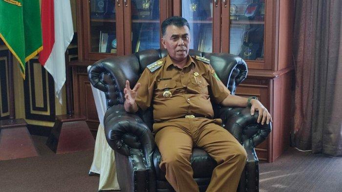 Bupati Natuna Wan Siswandi di rumah kerjanya