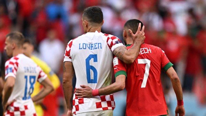 Bek Kroasia Dejan Lovren (kiri) merangkul gelandang Maroko Hakim Ziyech setelah pertandingan berakhir dengan skor 0-0, Rabu (23/11/2022).