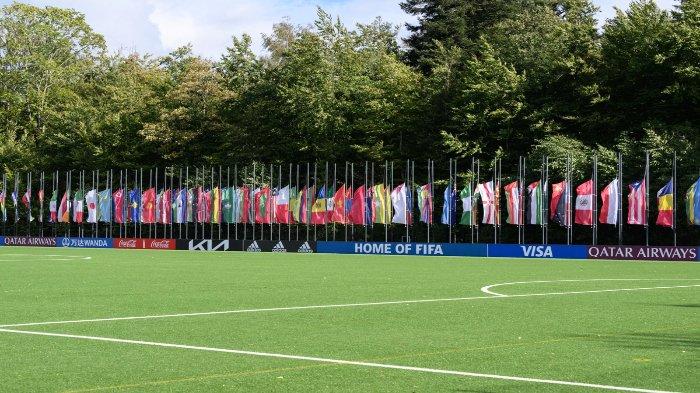 FIFA mengibarkan bendera setengah tiang sebagai bentuk belasungkawa atas Tragedi Kanjuruhan yang terjadi di Malang, Jawa Timur, Indonesia.