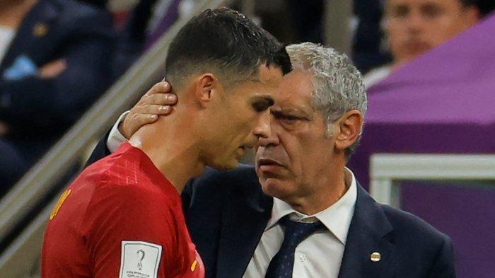 Pelatih Timnas Portugal Fernando Santos (kanan) menyambut Cristiano Ronaldo (kiri) yang diganti pada menit ke 82 saat pertandingan melawan Uruguay, Senin (28/11/2022). Portugal menang 2-0 pada pertandingan ini.