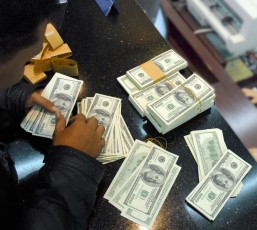 Mau Tukar Valas? Hari Ini Rupiah Melemah, Berada di Kisaran Rp 14.358 per Dolar AS