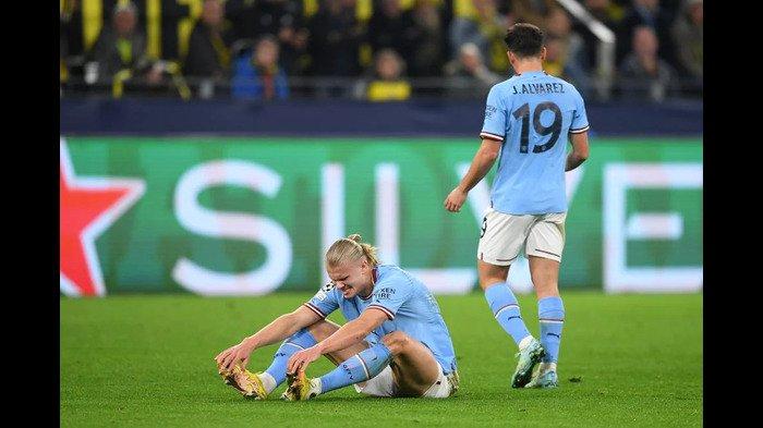 Pemain Manchester City, Erling Haaland, merasa kesakitan di bagian kakianya pada laga Borussia Dortmund vs Manchester City di babak fase grup Liga Champions 2022-2023. Rabu (26/10/2022)