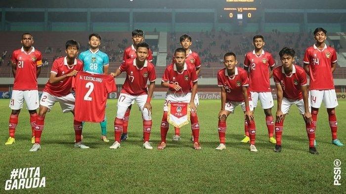 Skuad TImnas Indonesia berpose jelang laga melawan FIlipina pada babak fase grup Piala AFF U16 (31/8/2022) di Stadion Maguwoharjo, Sleman, Yogyakarta
