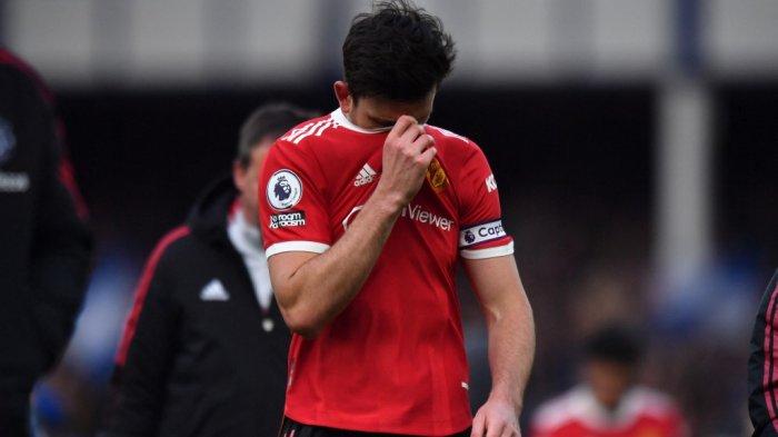 Manchester United kalah 0-1 dari Everton di pekan 32 Premier League Liga Inggris 2021-2022, Sabtu (9/4/2022). Kapten Manchester United Harry Maguire menunduk saat keluar lapangan usai pertandingan.