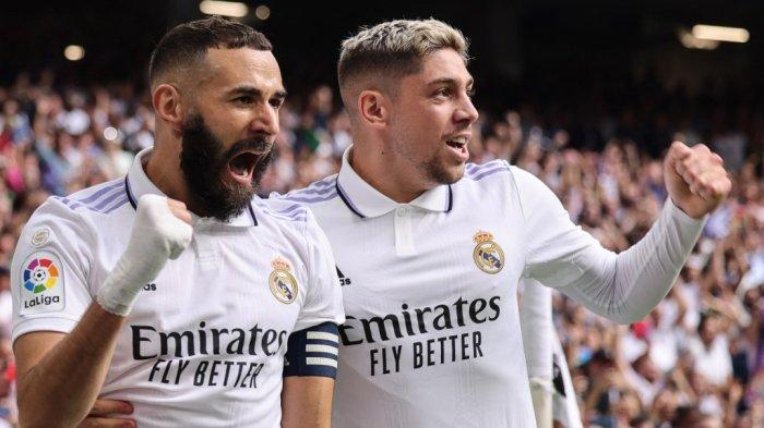 Striker Real Madrid asal Prancis Karim Benzema (kiri) selebrasi dengan Gelandang Real Madrid asal Uruguay Federico Valverde setelah mencetak gol ke gawang Barcelona, Minggu (16/10/2022). Real Madrid menang 3-1 atas Barcelona pada laga di Stadion Santiago Bernabeu, Madrid ini. Federico Valverde cetak satu gol pada laga ini.