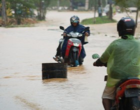 Sembako dan Furniture Hanyut Disapu Banjir