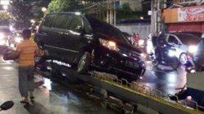 Kecelakaan di Jakarta - Potret minibus yang tersangkut beton separator TransJakarta di Matraman, Jakarta Timur, Sabtu (26/11/2022) malam.