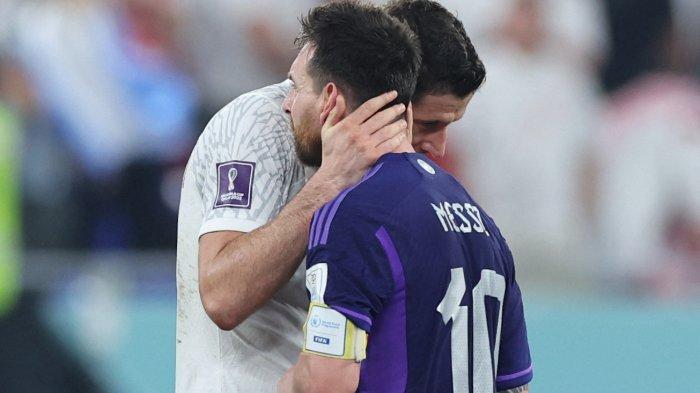 Striker Argentina Lionel Messi (kanan) berpelukan dengan striker Polandia Robert Lewandowski setelah pertandingan yang dimenangkan Argentina dengan skor 2-0 atas Polandia, Rabu (30/11/2022).