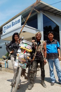 Wow, Peserta Bersepeda Setengah Meter dari Jurang