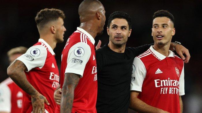 Arsenal Menang - Manajer Arsenal asal Spanyol Mikel Arteta (kedua dari kiri) bicara dengan pemainnya Gabriel Magalhaes (tengah), Gabriel Martinelli (kanan) setelah meraih kemenangan 2-1 atas Aston Villa di Emirates Stadium, London, Rabu (31/8/2022).