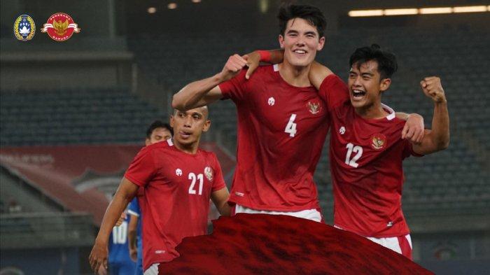Pemain Timnas Indonesia Elkan Baggott selebrasi dengan Arhan Pratama setelah cetak gol ke gawang Nepal, Selasa (14/6/2022) atau Rabu dinihari WIB. Timnas INdonesia menang 7-0 atas Nepal pada matchday ketiga Grup A Kualifikasi Piala Asia 2023 ini.