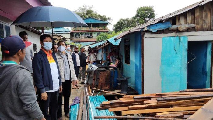 Akhir Pekan Gubernur Kepri Isdianto, Tinjau Warga Terkena Musibah Dua Lokasi di Batam. Foto Gubernur Kepri, Isdianto saat meninjau korban cuaca ekstrem di Batam.