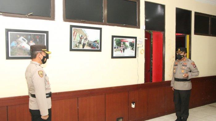 NAIK PANGKAT - Kapolresta Barelang Kombes Pol Yos Guntur saat menghadiri kenaikan pangkat pengabdian Kanit Binmas Polsek Belakang Padang, AKP Raffandi di Polresta Barelang, Rabu (19/5/2021).