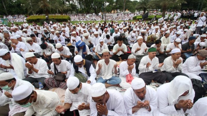 Massa Aksi Damai 212 memadati Kawasan Monas, Jakarta, Jumat (2/12/2016). Aksi menuntut ditangkapnya Gubernur DKI Jakarta nonaktif Basuki Tjahaja Purnama atas dugaan penistaan agama kali ini diisi dengan kegiatan dzikir dan doa bersama.