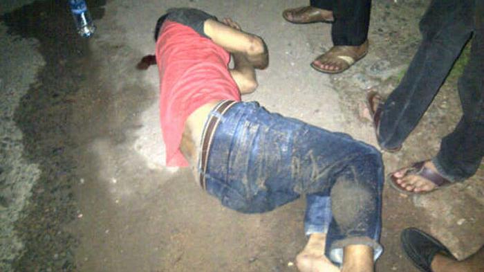 Al dalam kondisi tergeletak di tanah setelah menjadi korban tabrak lari