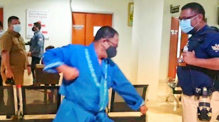 Bakal calon Bupati Bintan, Alias Wello menunjukkan gerakan karate saat menjalani tahapan pemeriksaan kesehatan di RS Raja Ahmad Tabib di Tanjungpinang, Senin (14/9/2020).