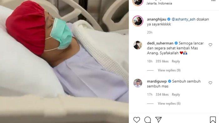 Anang Hermansyah terbaring di ranjang rumah sakit.