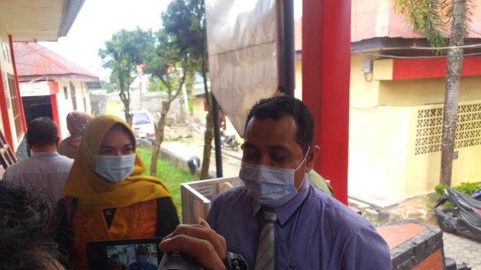 DUGAAN GELAR PALSU - Anggota Dewan Perwakilan Rakyat Daerah (DPRD) Tanjungpinang, Rini Pratiwi yang ditetapkan tersangka penuhi panggilan penyidik dengan didampingi dua kuasa hukumnya di Polres Tanjungpinang, Jumat (30/10/2020).