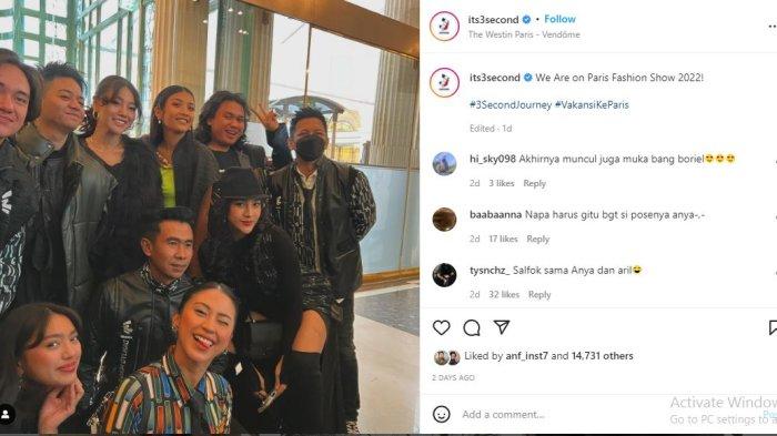 Anya Geraldine foto bareng artis yang mewakili salah satu brand lokal di Paris Fashion Show 2022.