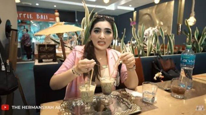 Ashanty minum es cendol emas di Dubai.