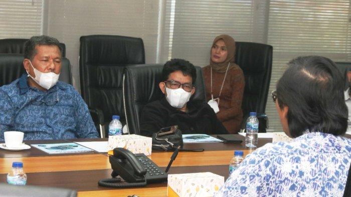 Wakil Walikota Banda Aceh, Zainal Arifin dan Direktur Utama PDAM Tirta Daroy, T. Novizal Aiyub saat memperhatikan pemaparan Presiden Direktur ATB, Benny Andrianto.