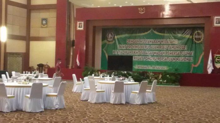SEPI - Ruangan Aula Kantor Gubernur Kepri, Pulau Dompak, Kota Tanjungpinang terlihat sepi, Kamis (8/7/2021) siang. Rencananya aula ini dipakai untuk kegiatan BKMT Provinsi Kepri. Namun, kegiatannya dibubarkan oleh Satgas Covid-19 Provinsi Kepri.