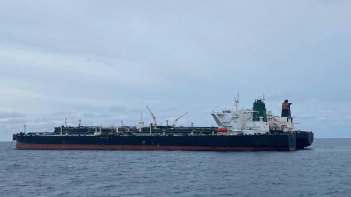 Dua kapal asing yang ditangkap Bakamla di perairan Pontianak, Kalimantan Barat, Minggu (24/1/2021). Kapal ini selanjutnya dibawa ke Batam.