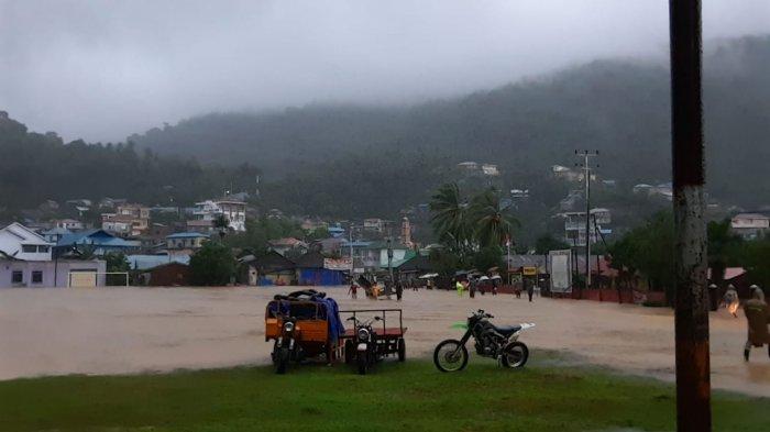 Banjir di Anambas jadi perhatian PLN UP3 Tanjungpinang. Mereka terpaksa memadamkan arus listrik pelanggan PLN. Ada sekitar 700 warga Anambas belum bisa menikmatil layanan listrik PLN.