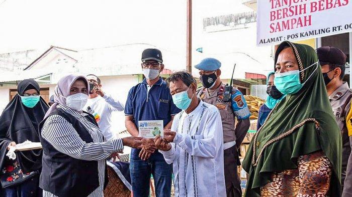 Wali Kota Tanjungpinang, Rahma meresmikan Bank Sampah Hangtuah Permai dengan memotong pita sekaligus penyerahan buku tabungan kepada peserta, Minggu (21/2/2021).