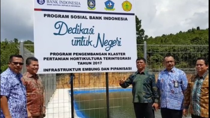Kepala BI Kepri Gusti Raizal Eka Putra didampingi Kadis Pertanian Kepri Ahmad Rizal, Wakil Bupati Bintan Dalmasri Syam, Kepala Diskoperindag Dian Nusa serta Kepala Ketahanan Pangan Bintan Khairul berfoto bersama di lokasi embung air pertanian organik di lahan holtikultura Wacopek, Bintan Timur, Kamis (28/12/2017).