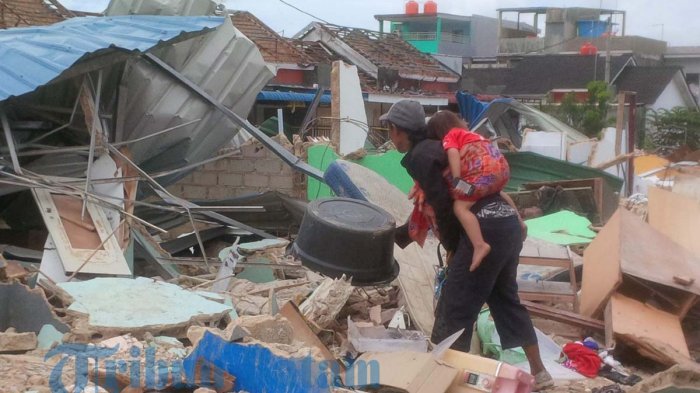 Seorang pengumpul barang bekas di lokasi penggusuran