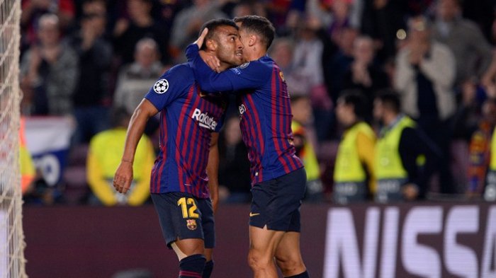 Penyerang FC Barcelona, Rafinha (kiri), merayakan golnya bersama Philippe Coutinho dalam laga Grup B Liga Champions melawan Inter Milan di Stadion Camp Nou, Barcelona, Spanyol pada 24 Oktober 2018.